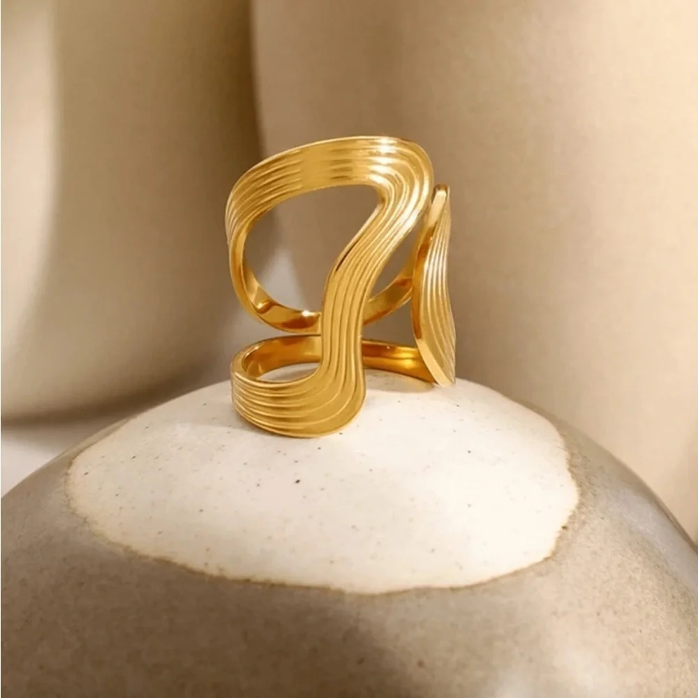 Eclipse Gold Thick Curve Ring